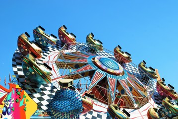 Spektakuläres Fahrgeschäft auf einer Kirmes