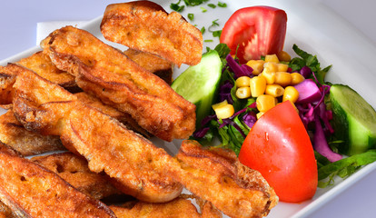 yumurtalı ekmek kızartması ve salata tabağı