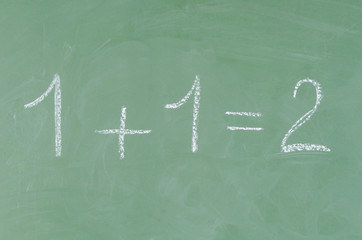 Matheaufgabe an Tafel mit Daumen hoch