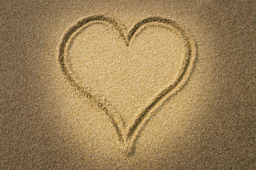 Herz auf Sand mit Spotbeleuchtung