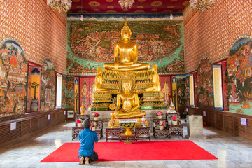 Obraz premium Unidentified people worship during celebration in temple, Thailand