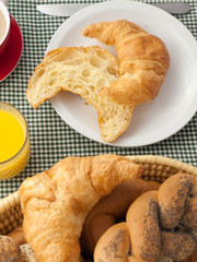 am Frühstückstisch