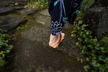 浴衣を着て歩く女性