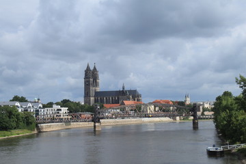 Fototapeta premium Magdeburg, Stadtpanorama mit Dom, Elbe und Hubbrücke