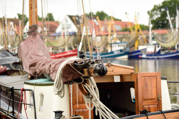 Fototapeta premium Segelschiff im Hafen Greetsiel Ostfriesland