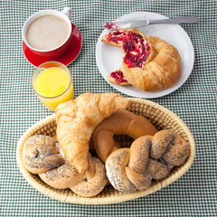 am Frühstückstisch