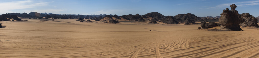Fototapeta na wymiar Panoramica delle tipiche formazioni rocciose dell'Akakus nel desrto libico 