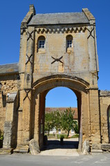 Fototapeta na wymiar Porche d'entrée du Prieuré de Saint-Gabriel-Brécy (Calvados - Normandie)