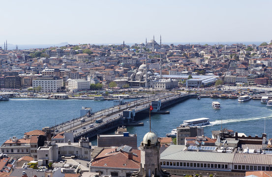 Вид на центр города и мосты через бухту Золотой Рог. Стамбул.