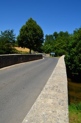 Pont franchissant la rivière 