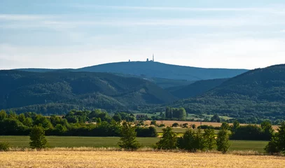 Selbstklebende Fototapeten Blick auf den Brocken im Harz von Norden aus © mojolo