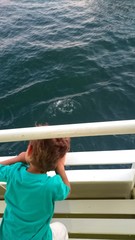 Fototapeta premium Kind schaut auf Meer