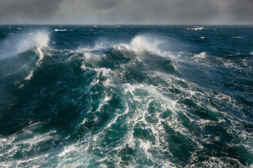 Naklejka premium sea wave in atlantic ocean