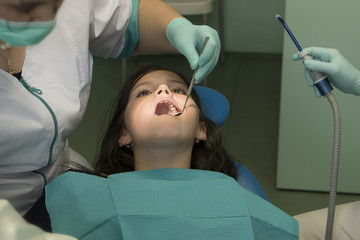 Dentist, inspection of little girl