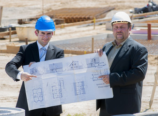 freundliche bauingenieure zeigen bauplan