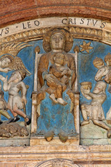 Fototapeta na wymiar Madonna in trono; lunetta del portale del Duomo di Verona