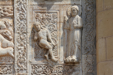 Fototapeta na wymiar La creazione di Adamo; altorilievo; Basilica di S. Zeno, Verona