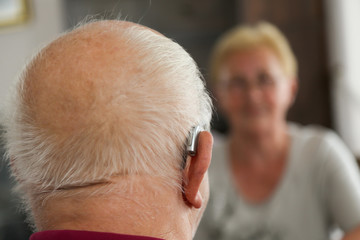Rentner mit silbernem Hörgerät
