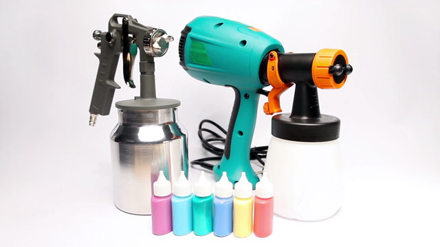 Electrical and mechanical, manual spray gun for pulverization of color.