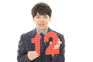 数字を持つ男性