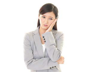 困惑した表情のビジネスウーマン