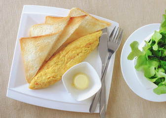 omelet with toasts