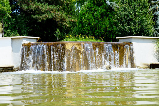 K&uuml;nstlicher Wasserfall