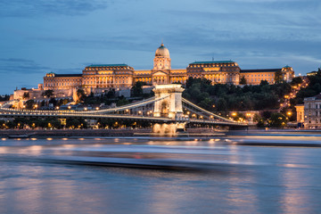 Fototapeta na wymiar Hungarian Landmarks in Budapest: pallace, bridge and Danube.
