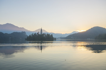 Fototapeta na wymiar Kościół na wyspie na jeziorze Bled na tle Alp Julijskich