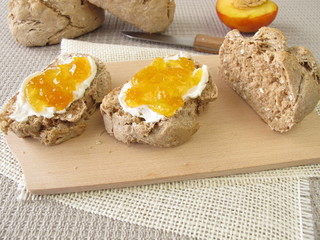 Vollkornbrötchen mit Fruchtaufstrich