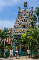 Obraz premium Touristen bestaunen einen Hindutempel in Singapur