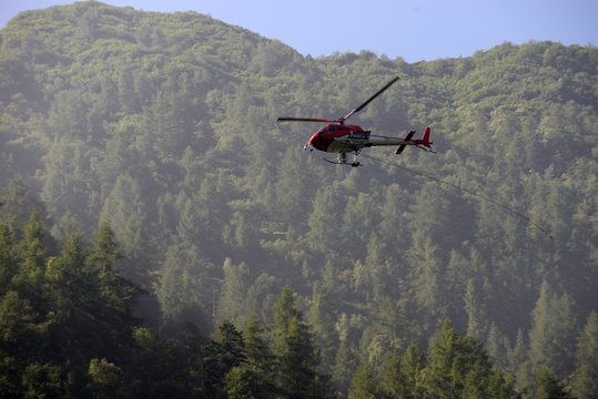 helicopter carries cargo in the Alps