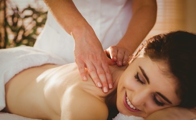 Obraz na płótnie Canvas Young woman getting shoulder massage