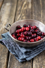 Frische Cranberries in Silberschale