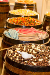 Süßware in Fässern