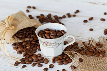 Tasse mit Kaffeebohnen