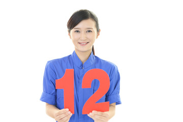 数字を持つ女性作業員