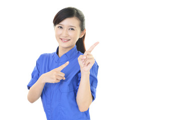 笑顔の女性作業員