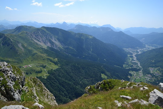 Alpi Carniche - panorama da cresta Timau verso bosco del Pramosio, Paluzza e Arta Terme