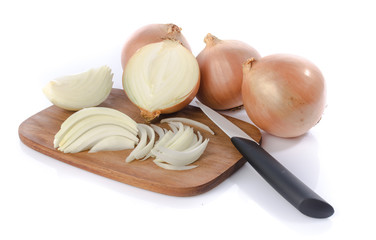 Whole and sliced onions on a cutting board © thodonal