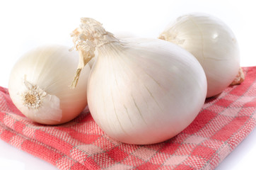 Obraz na płótnie Canvas Fresh white onions on a towel