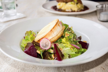 Salad of beet-root with goat cheese