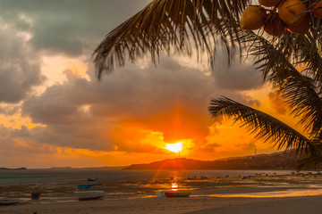 coucher de soleil sur plage de Mourouk, île Rodrigues 
