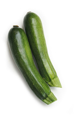 zucchine su sfondo bianco