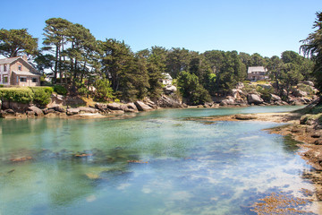 Le seuil à marée haute, Ploumanac'h, Bretagne, Cotes d'Armor, France
