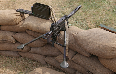 Naklejka premium machine gun with bullets in the trench war