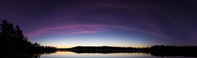 Selbstklebende Fototapete Nacht Ruhiger Blick auf den ruhigen See in der Dämmerung