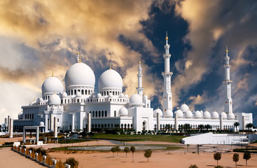 Fototapeta na wymiar Sheikh Zayed mosque in Abu Dhabi