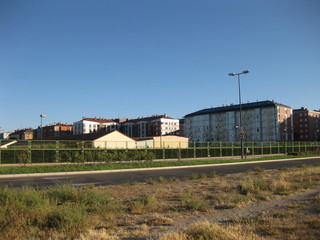 Fototapeta na wymiar Paisaje urbano con edificios en un día soleado