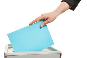 Weibliche Hand mit Stimmzettel bei Wahl